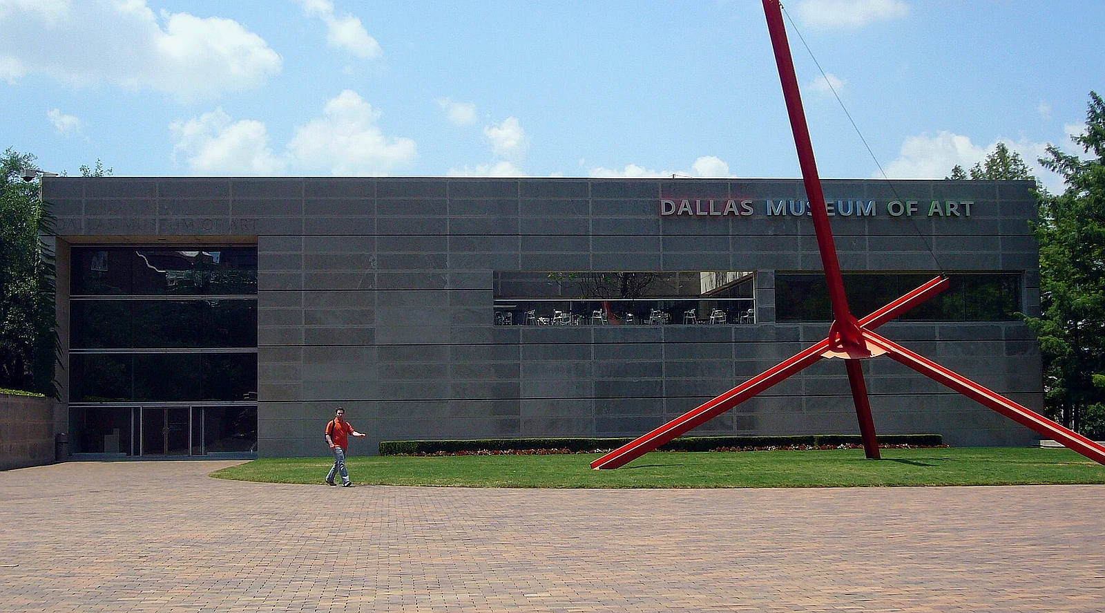 Exterior of the Dallas Museum of Art in the Arts District, a free indoor thing to do in Dallas